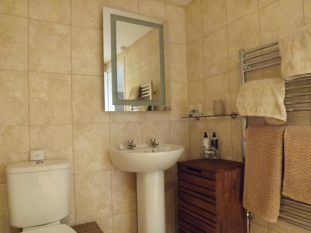 The Swallows Guest House Нью-Кі Номер фото